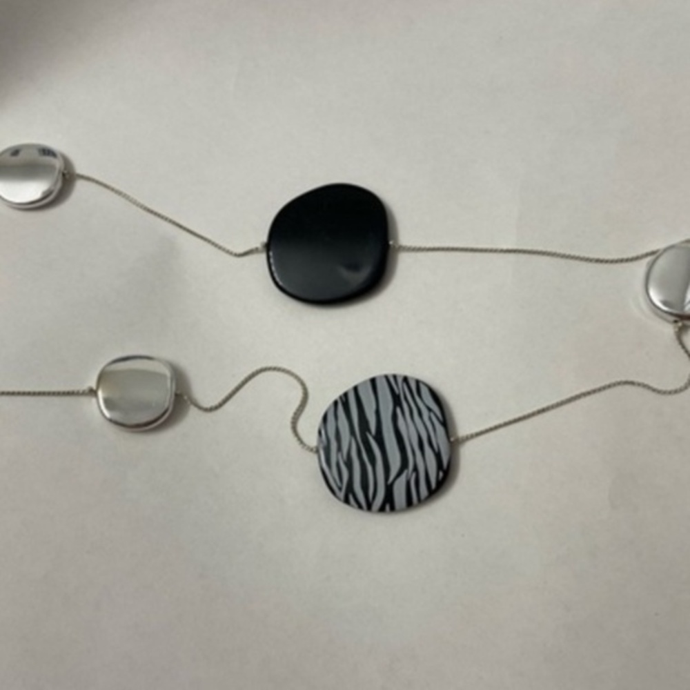 Different sizes and color black and silver necklace